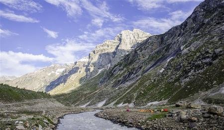 Day 04: BaluKa Gera - Hamta Pass (4268m) - ShiraGorh (4000m) 7-8 hrs Hrs. trek. (Moderate Ascent And Steep Descend)